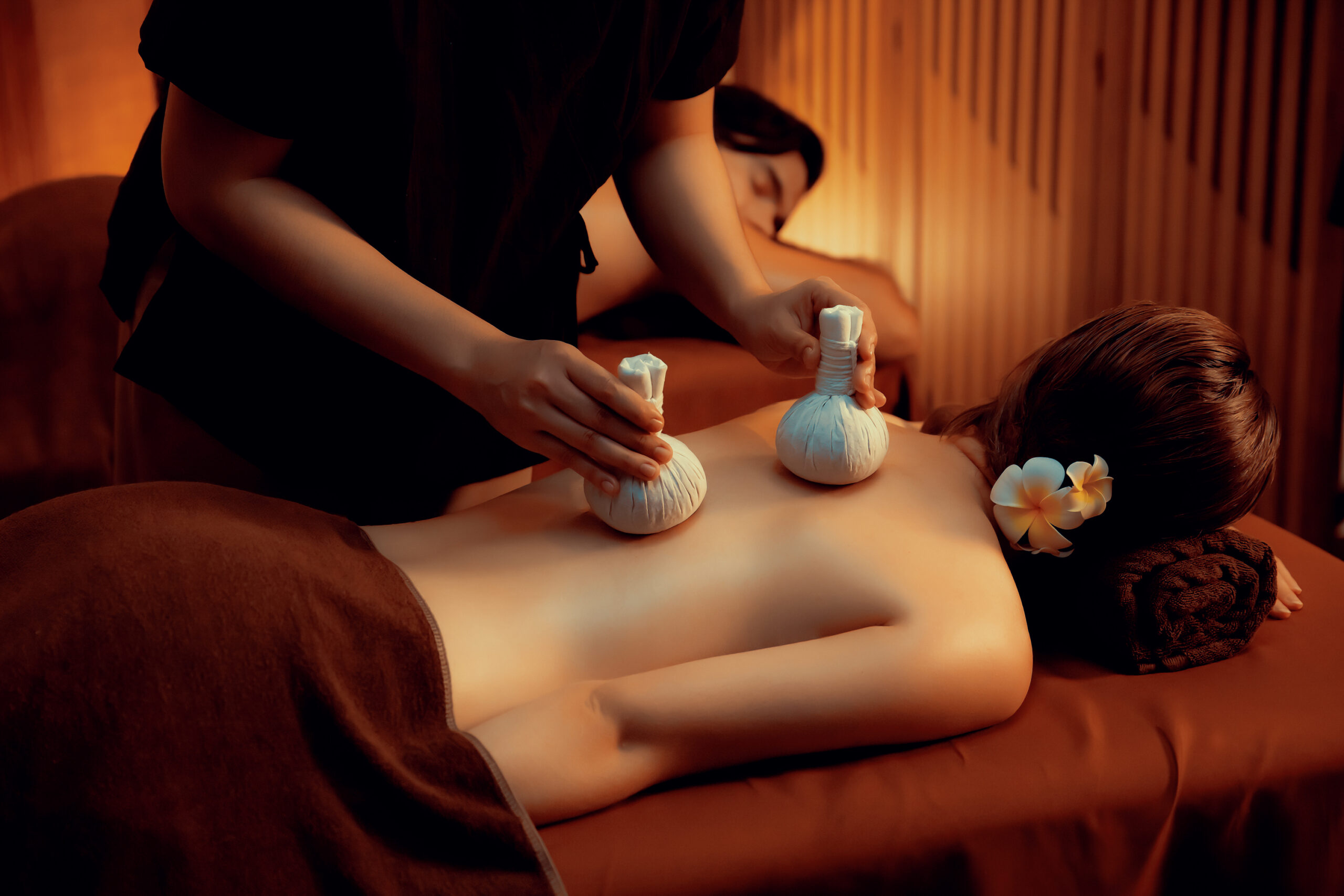 Chườm thảo dược & đá nóng