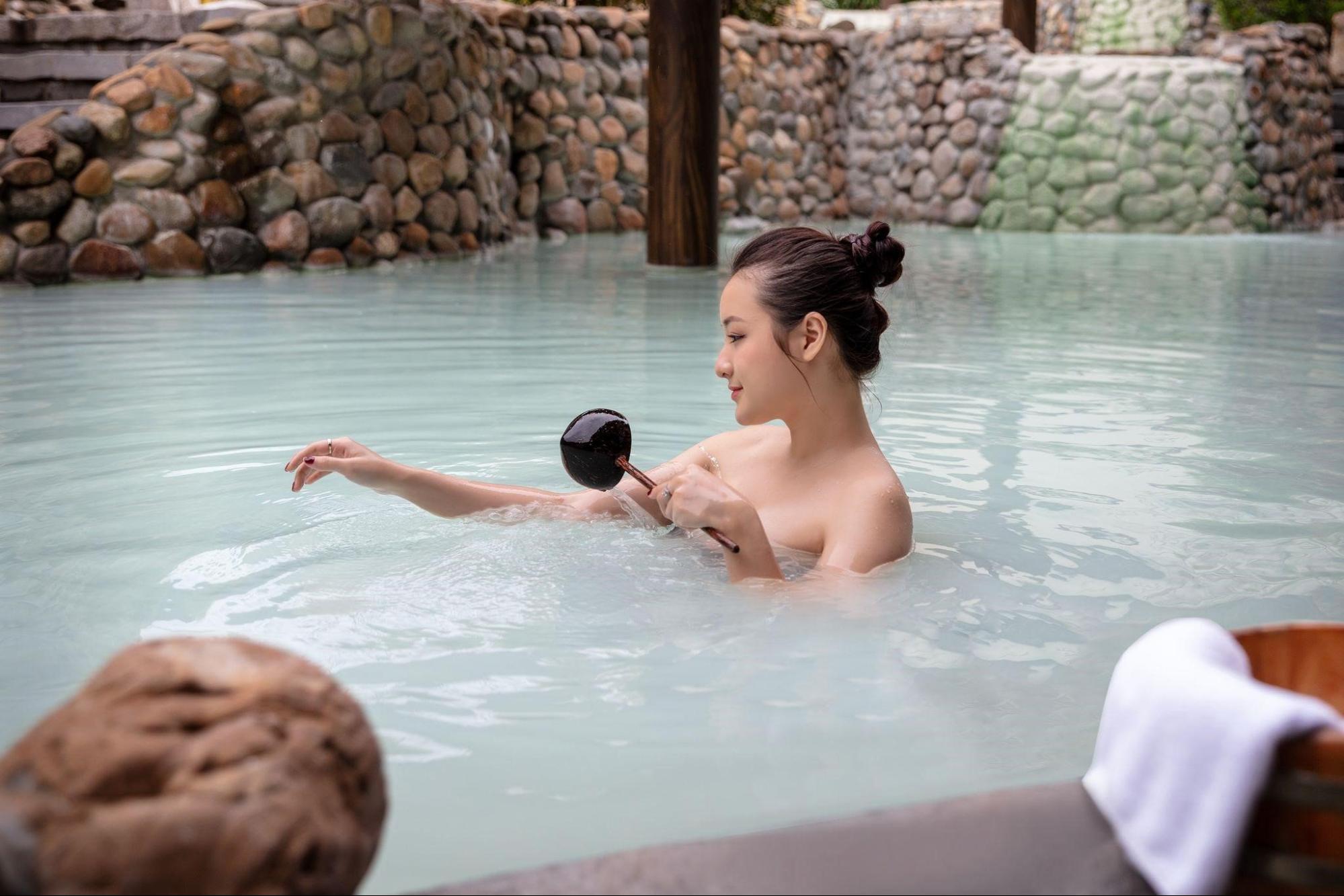 Khách hàng thư giãn và phục hồi năng lượng với liệu pháp ngâm tắm lạnh tại Cham Riverside Đà Nẵng