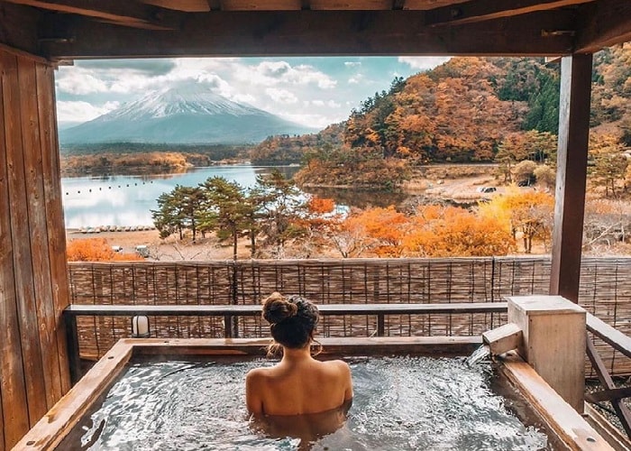 Người trải nghiệm ngâm tắm Onsen giúp thư giãn cơ thể và cân bằng tinh thần